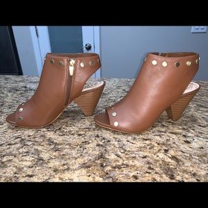 Vince Camuto Brown/Tan w/ gold stud Shooties